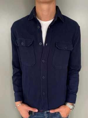 Blå Overshirt - Strl - M | Skick - 10/10 | Nypris - ca 1000kr (säljs ej längre) | Vid minsta lilla fundering är det bara att höra av sig!