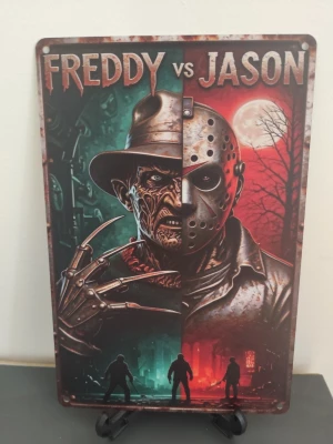 Freddy vs Jason metallskylt - Metallskylt med motiv från Freddy vs Jason, där halva ansiktet är Freddy Krueger och andra halvan Jason Voorhees. Skylten har starka färger i rött och grönt, och detaljer som måne och silhuetter längst ner. Perfekt för skräckfilmsfans och samlare.