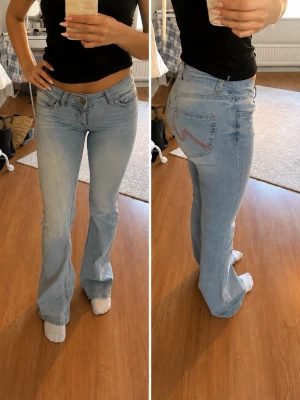 Ljusblå bootcut jeans från Nelly - Säljer ett par ljusblå bootcut jeans från Nelly med dubbla knappar i midjan och snygga detaljer på bakfickan. Jeansen är tillverkade i mjukt denimtyg med lite stretch. De är lite slitage på nedre delen då dom är långa. Jag är 164 cm. Super sköna verkligen men kommer tyvärr inte till användning😩. Köpte dom för 699kr.