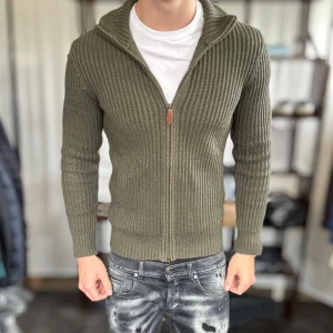 Stickad cardigan  - Mycket fint skick, inga defekter. Nypris ca 1500kr. Modellen är 185 cm, 75 kg. Alltid billigare pris vid köp av flera varor‼️🙌Svarar alltid på frågor eller funderingar! 