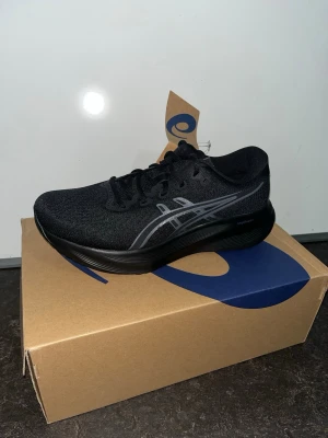 Asics stl 42 - Asics Gel-Excite 11                                                        Storekl 42                                                                  Helt nya