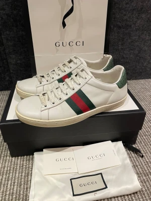 Gucci skor  - Hej, säljer nu dessa svin snygga Gucci skor. Skorna är i grymt skick!  Begränsat antal boxar och dustbag. Hör av dig vid frågor.