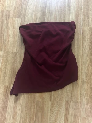 Supersöt röd tubtopp - Älskar denna tubtopen! Jag har växt ur den tyvärr och därför säljer jag den. Vafan var inga tecken på användning. Vill du ha fler bilder på toppen? Kontakta mig så fixar jag! 