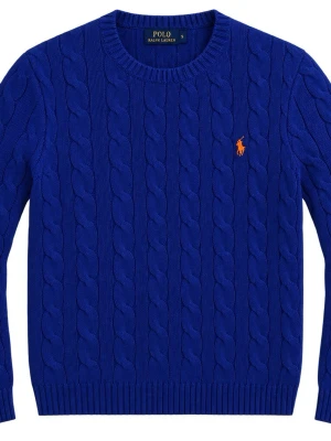 Blå Polo Ralph Lauren Tröja  - Blå kabelstickad tröja från Polo Ralph Lauren med rund halsringning och röd broderad logga på bröstet. Tröjan har långa ärmar och ribbade muddar vid ärmslut och nederkant. Klassisk och tidlös design.