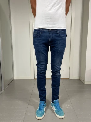 Replay Anbass Jeans  - Säljer dessa Replay Anbass jeans. W29 o L30 med mått ca 37,5 o 100 cm. Moddelen är 183 o väger 68 kg, skriv för fler bilder/frågor🙌🏼