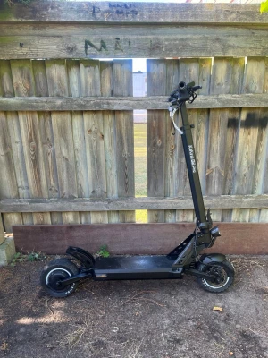 Kukirin g2 pro - BYTER OCKSÅ MOT PS5   KuKirin G2 Pro – ca 600 km  Säljer min KuKirin G2 Pro som har gått cirka 600 km.  🛴 Scootern är färgad/moddad och gripsen är bytta. ⚡ Displayen visar upp till ca 59 km/h och den går ungefär 50–55 km/h med förare, beroende på vikt.  Nyckel ingår Stöd saknas  📍 Finns i Landskrona.  Kan hämtas i Landskrona. Jag kan även köra ut den till dig om du bor i Skåne , men då tillkommer leveranskostnad beroende på avstånd.  Skriv vid intresse eller om du har några frågor.