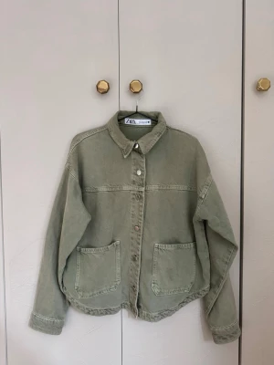 Grön jeansjacka Zara  - Fin jeansjacka från Zara i storlek XS🤗Knappt använd.