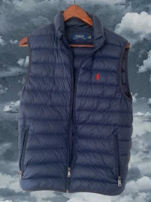 Ralph Lauren väst  - Ralph Lauren väst storlek S, inga som helst defekter, skriv vid funderingar! Givetvis äkta