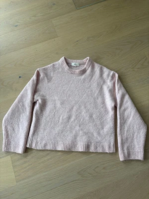 Ljusrosa stickad tröja - Mysig ljusrosa stickad tröja från Gina Tricot i ullblandning. Tröjan är i jätte fint skick och har bara används fåtal gånger.