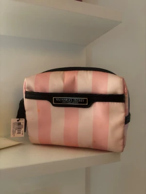 Rosa randig necessär Victoria's Secret - Victoria secret necessär