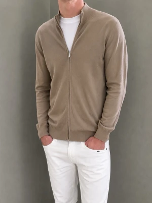 Beige stickad ziptröja - Snygg beige stickad ziptröja med hög krage och hel dragkedja framtill. Tröjan har ribbade muddar vid ärmslut och nederkant, vilket ger en clean och modern look. Perfekt att bära över en t-shirt för en avslappnad men stilren outfit.
