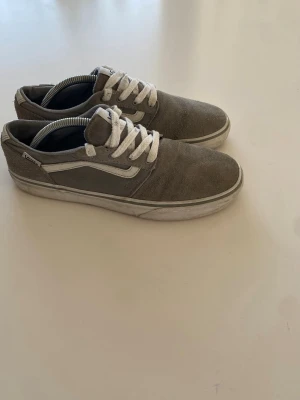 Gråa Vans skor 37 (passar 38 och 39) - Saljer ett par gråa Vans Old Skool i storlek 37 (stora i storleken och passar även 38, 39). Sneakers med vit sula och klassisk vit sidestripe. Skorna har ovandel i mocka och textil, samt vita skosnören. Perfekta för en avslappnad Grisch eller archive stil.