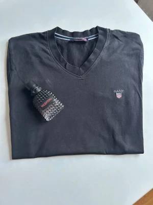 Gant tröja - Säljer denna helt nya gant hoodie tyvärr utan prislapp som jag slet av. Passade inte riktigt min stil så säljer vidare. Helt ny inte perfekt förvarad. Passar både m och L kan passa S också. Frågor eller intresserad är det bara att skriva!