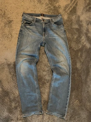 Lee Jeans West - Säljer ett par Lee Jeans West som är Relaxed Straight med färg Rolling blue/blue beam. Rätt stretchiga och extremt bekväm passform. Inte mycket använda och super kvalité på jeansen. Hör av dig vid funderingar och priset är inte skrivet i sten😇🙌