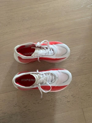 Adidas Hyperboost Edge 37 1/3 - Säljer ett par Adidas Hyperboost Edge löparskor i vitt och rött då de tyvärr är för små för mig och jag måste köpa en storlek större. Sprungit endast 15 km i dem så i nyskick. I övrigt är de riktigt sköna o snabba! Nypris 2 499 kr. Köpa på Intersport i somras.