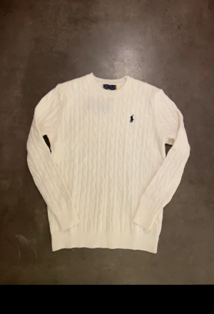 Vit kabelstickad tröja från Polo Ralph Lauren - Säljer en vit kabelstickad tröja från Polo Ralph Lauren i storlek L, skulle dock säga att passformen ligger närmare M. Knappt använd, riktigt fint skick. Vid fler frågor skicka ett pm! 