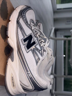 New Balance 740 – JD Sports Exclusive - New Balance 740 från JD Sports 🤍 Modell U740JSG. JD Sports Exclusive. Nypris 1 300 kr. Använda ca 7 gånger och i fint skick. STRL 39,5 men passar 39 och 40 Några mindre fläckar finns, men bör gå bort vid rengöring. Inga andra defekter och sulan samt skosnören är i originalskick. Kan tvätta sulan & skosnörena innan skickning om önskat (snörena får du trä på själv). Pris kan diskuteras vid snabb affär!