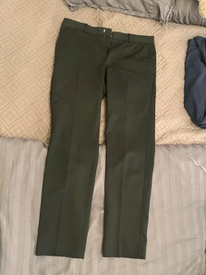 Svarta kostymbyxor Primark - W34/L32 Slim Fit - Stilrena och klassiska svarta kostymbyxor från Primark i slim fit-modell. Passar lika bra till jobbet/skolan som till festligare tillfällen. Snygg passform med pressveck längs benen.  Skick: Mycket fint skick, sparsamt använda utan skador eller noppor.  Färg: Svart  Modell: Slim Fit  Storlek: W34 / L32 (Regular längd)  Märke: Primark ✨ Kika gärna på mina andra varor på sidan! Jag säljer just nu av en stor del av garderoben med allt från märkeskläder och rejäla jackor till snygga basplagg. 🎁 Mäng