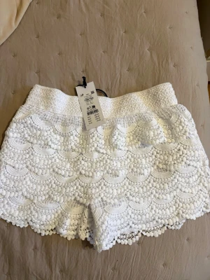 Vita spets shorts - Vita spets shorts från Gina Young i storlek 158/164! Aldrig använda med prislapp kvar