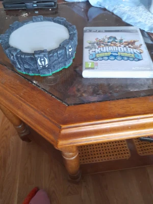 Skylanders Swap Force PS3 spel - Skylanders Swap Force till PS3 inklusive portal. Spelet har ett färgglatt omslag och portalen är rund, grå och svart med detaljer i plast. Perfekt för dig som gillar action och äventyr i Skylanders-världen. Men de finns inga figurer
