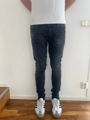 Nudie Jeans - Säljer just nu dessa feta Replay Jeans🙌🏻 Storlek: 31/32. Längd= 105 cm  | Midja= 40cm | Modellen är 190 cm och väger 75 kg!