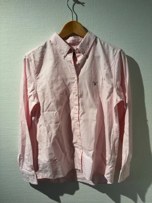 GANT Skjorta - Rosa skjorta från Gant🩷 Storlek 176
