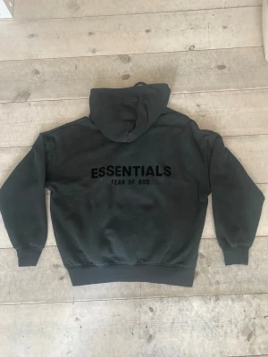Essentials hoodie - As snygg Essentials hoodie bra skick inga defekter storlek xs men krympt den lite i torktumlaren så passar för dig som är runt 170-180 skriv om ni vill ha bilder eller frågor 