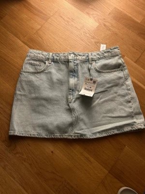 Zara Mini Skirt XL - New with tags, a bit small in size more like an L