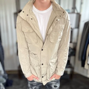 Hackett London field jacket - Denna är för de lite längre personerna. Mycket fint skick, inga defekter. Nypris ca 3000kr. Modellen är 185 cm, 75 kg. Alltid billigare pris vid köp av flera varor‼️🙌Svarar alltid på frågor eller funderingar! 