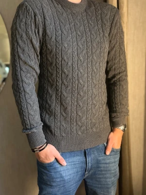 Grå kabelstickad tröja herr - Snygg grå kabelstickad tröja med rund hals och ribbade muddar vid ärmslut och nederkant. Tröjan har ett klassiskt flätmönster och är perfekt för kyligare dagar. Passar till jeans för en avslappnad look. Från Lager 157