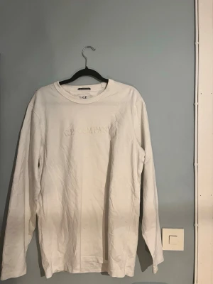 Vit tröja från CP Company - Säljer den då jag nästan aldrig har använt den. Den är i fint skick och finns det frågor så är det bara o skriva! 