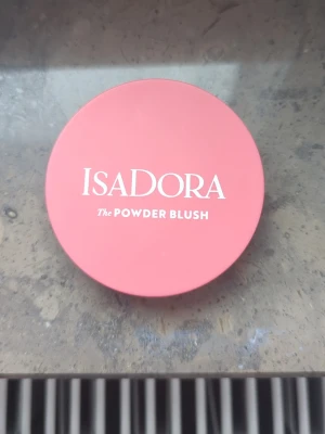 IsaDora powder blush 09 coral pink - Isadora Powder Blush i färg 09 Coral Pink. En jättefin korall-rosa färg som passar de flesta! Skick: Använd någon gång men ca 90% kvar. Ser nästan ny ut.Säljes pga att jag har för många blushes 😅 Vegan-friendly, fragrance free. Made in Sweden.Nypris ca 110kr.