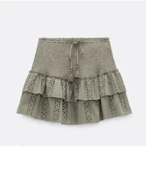 Grön volangkjol  - Kjol från zara stolen xs. Mycket bra skick.
