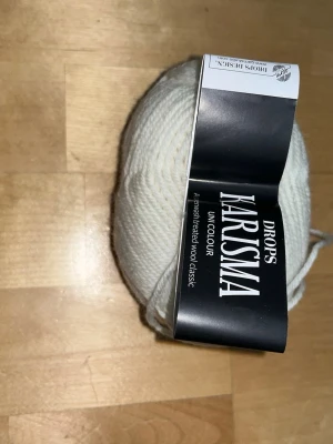 Drops Karisma - Dropsin karisma lankaa. Valkoinen 19. 100% villaa. Eläintalous MMM Katsothan myös muut ilmoitukseni Tarjoa 