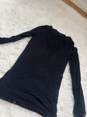 intimissmi tröja! 🥥 - Snygg svart långärmad topp med v-ringad spetsdetalj framtill. Tunn och mjuk i materialet, perfekt att styla till olika outfits. Enkel men elegant design som passar till många tillfällen.