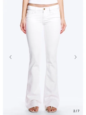 Vita bootcut jeans med låg midja - Säljer ett par vita bootcut jeans med låg midja och klassiska fem fickor. Dom är i strl 27/34 och passar mig som är 180🤝