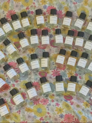 Essnce splitpaket  - 5 stycken 3 ml glasdekanter med spray ✨️Välj bland dofterna som finns på listor bland bilderna 