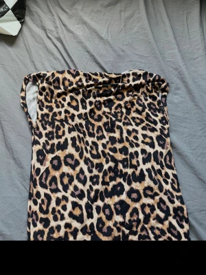 Leopardmönstrad axelbandslös klänning - Snygg