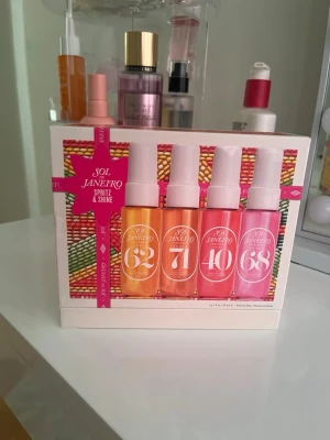 Sol de Janeiro Spritz & Shine parfymset - Fyra miniflaskor parfym från Sol de Janeiro i färgerna gult, orange, korall och rosa. Setet innehåller dofterna 62, 71, 40 och 68, alla i genomskinliga plastflaskor med vita spraylock. Perfekt för dig som vill testa olika dofter eller ha med i väskan. Kanske har använt ett eller två sprut av någon parfym annars helt nytt!!