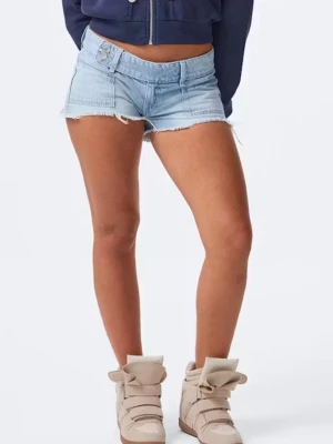 Low waist jeans shorts  - Super gulliga low waist jeans shorts ifrån Gina Tricot. Shortsen är knappt använda så de är i bra skick. Säljer då de är lite för stora för mig💕💕