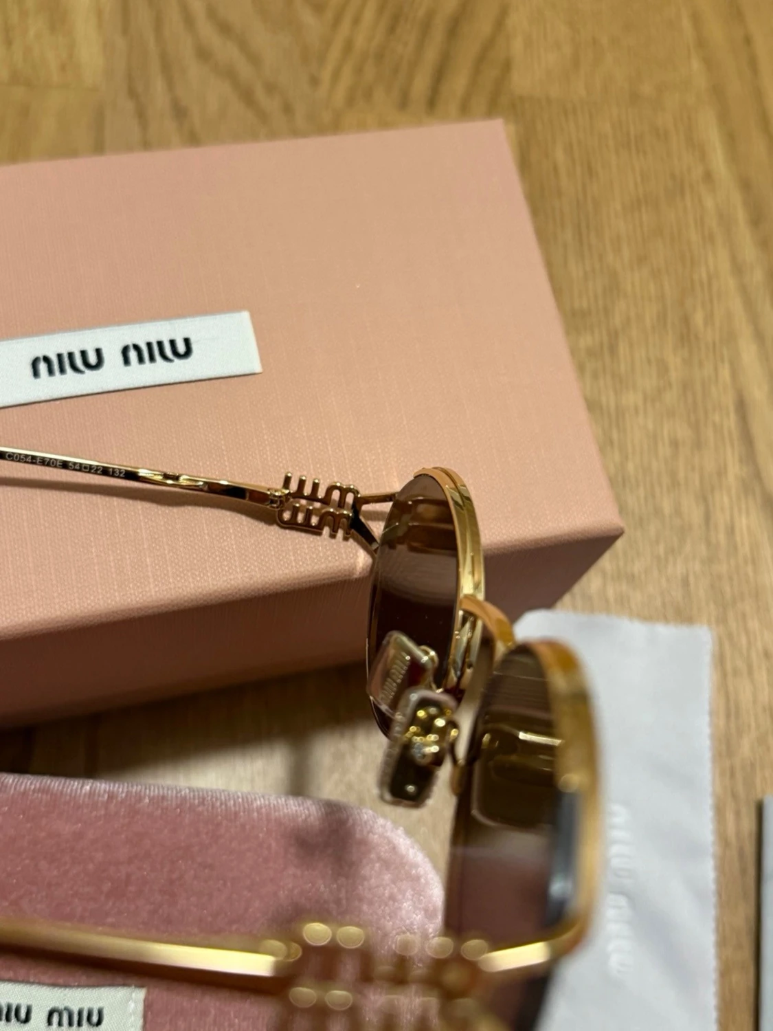 Runda solglasögon från Miu Miu - 4