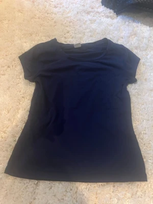 Två Mörkblå  t-shirt - Två basic mörkblå t-shirt med rund hals och korta ärmar. T-shirten har en klassisk passform och är tillverkad i mjuk bomull, perfekt till jeans eller shorts för en clean look.