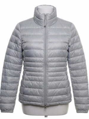 Ljusgrå dunjacka med hög krage - Snygg ljusgrå dunjacka med quiltad design och hög krage. Jackan har dragkedja framtill, långa ärmar och en stilren, minimalistisk look. Perfekt för kalla vinterdagar och enkel att matcha med olika outfits.