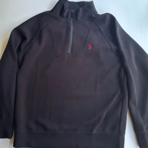 Ralph Lauren quarter zip  - Skönt material, använd 5-7 ggr säljer pga har vuxit ur den storleken, inga difekter