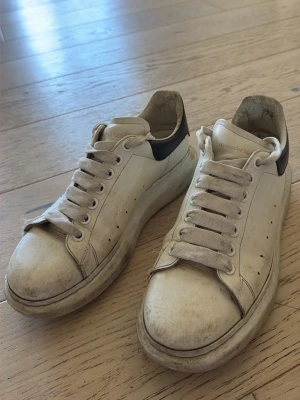 Vita Alexander McQueen sneakers - Vita sneakers från Alexander McQueen. Goa beaters. Har används mycket. Går säkert att fräscha till. Inga konstigheter att använda.