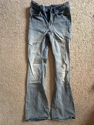 Ljusblå bootcut jeans  - Ljusblå bootcut jeans som är midwaist från Vero Moda, säljer pågrund av att de inte har kommit till användning. 