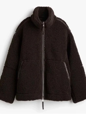 teddyjacka hm - Pris går att diskutera!!! Mysig brun teddyjacka från H&M med hög krage och hel dragkedja framtill. Jackan har två stora fickor och en oversized passform, skriv privat för egna bilder