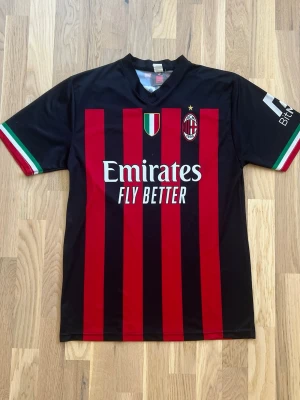 AC Milan Zlatan Ibrahimović #11 – officiellt licensierad supportertröja - Säljer en AC Milan-tröja med Ibrahimović #11 på ryggen. Köpt i Italien. Officiellt licensierad AC Milan-produkt tillverkad av 3R Sport (Made in Italy). Fint skick och perfekt för Zlatan- eller Milan-supportern.  Pris: 495 kr eller bud.