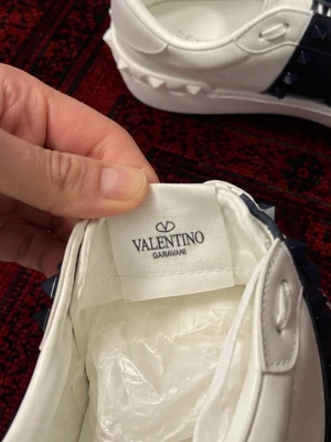 Valentino Rockstud Untitled skor (Marinblå) - Snygga och klassiska valentino skor i modellen rockstud untitled. | skick 10/10 har endast testats så är i perfekt skick utan defekter | Färg : vit + marinblå | Storlek 43 / 43.5 EU | OBS boxen följer inte med då den har slängts därav lågt pris | pris går att diskutera vid snabbaffär 
