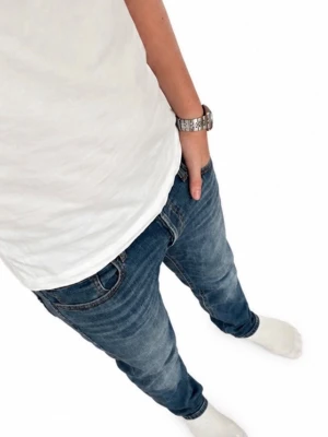Blå slim fit jeans herr Jack and Jones Tim - Snygga blå slim fit jeans från Jack and Jones. Jeansen har normal midja och smal passform hela vägen ner. Perfekta till en avslappnad stil och passar till det mesta. Materialet är mjukt denim i bomull. Jeansmodell Tim Slim/straight W29 L30. Pris kan diskuteras vid smidig affär